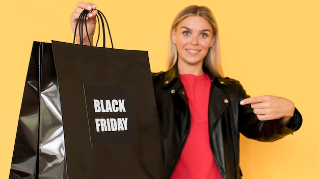 Foto gratuita viernes negro grandes bolsas de compras por mujer