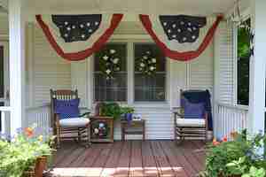 Foto gratuita view of house decorated with american flag colors ornaments for independence day celebration