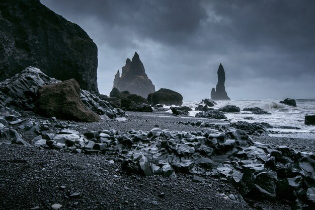 Vik y columnas de basalto, playa de arena negra en Islandia.