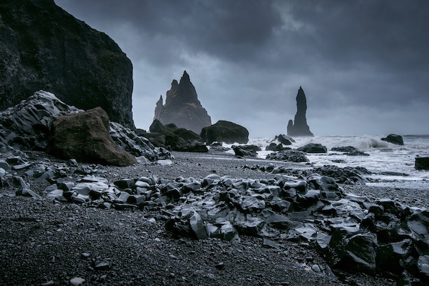 Vik y columnas de basalto, playa de arena negra en Islandia.