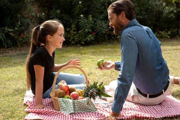 Vinculación entre padre y niña de plano medio