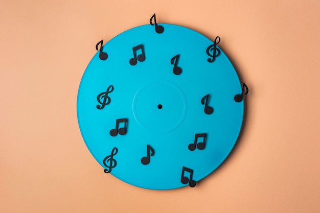 Foto gratuita vinilo azul con notas musicales