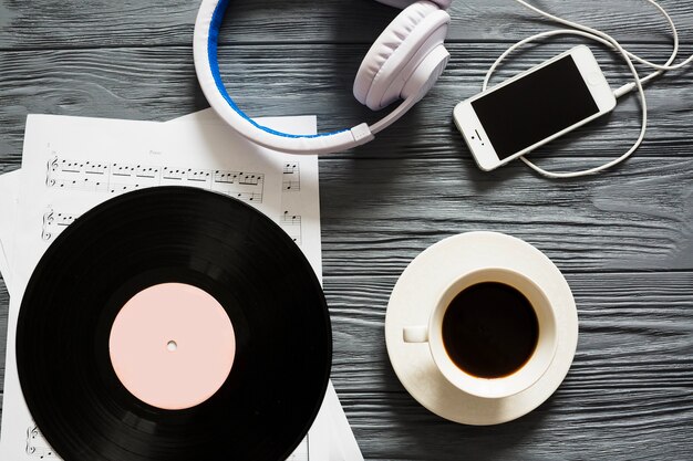 Vinilo, teléfono inteligente y café