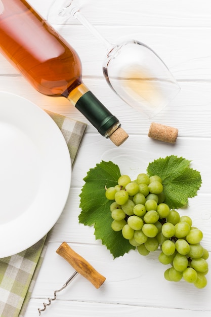 Vino blanco con sus uvas.