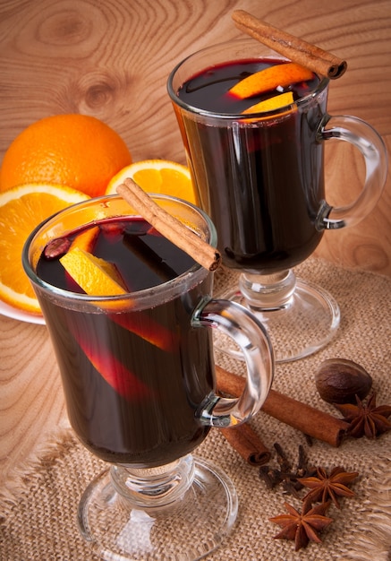 Vino caliente con canela y naranja.