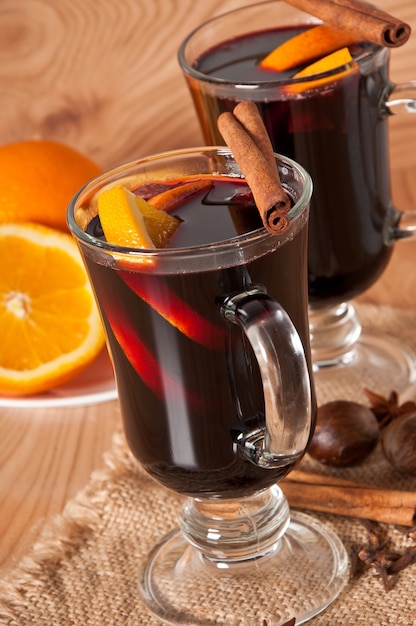 Vino caliente con canela y naranja.