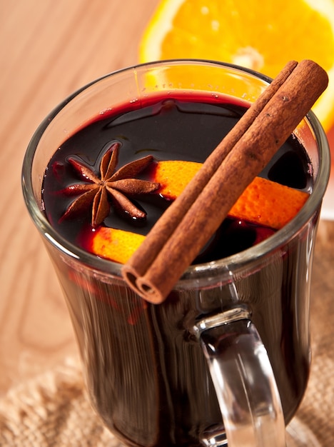 Foto gratuita vino caliente con canela y naranja.