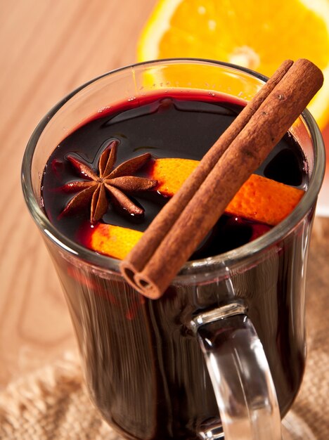 Vino caliente con canela y naranja.