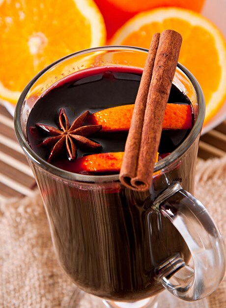 Vino caliente con canela y naranja.