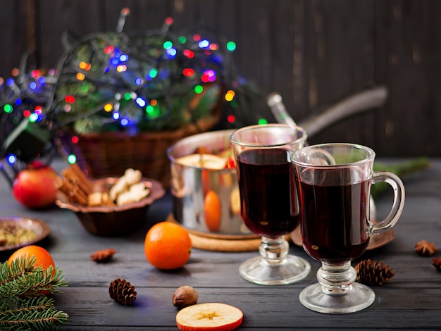 Vino caliente y especias de Navidad.