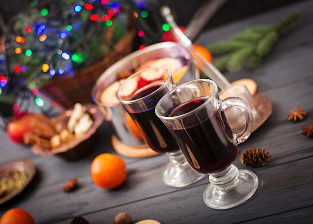 Vino caliente y especias de Navidad.