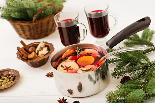 Vino caliente y especias de Navidad.