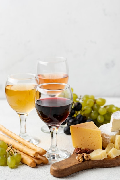 Foto gratuita vino para degustar con surtido de quesos.