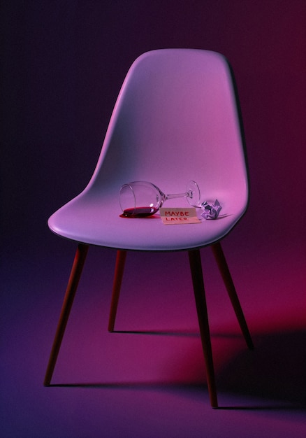 Vino derramado y una silla tal vez más tarde.