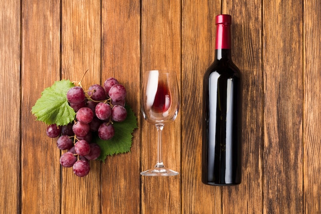 Foto gratuita vino paralelo y uvas rojas.