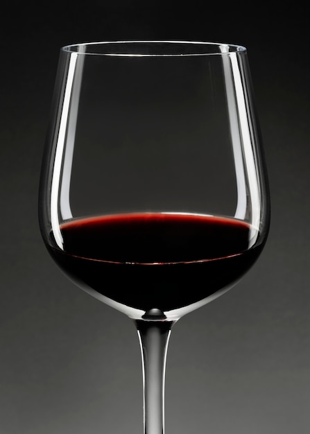 Foto gratuita vino tinto en copa de vino closeup