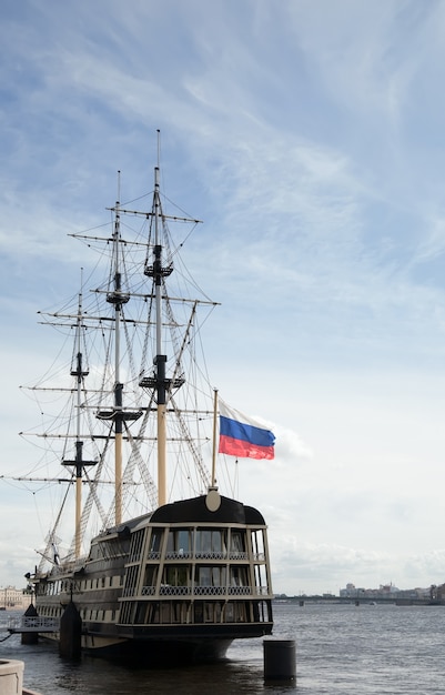 Vintage barco en el puerto