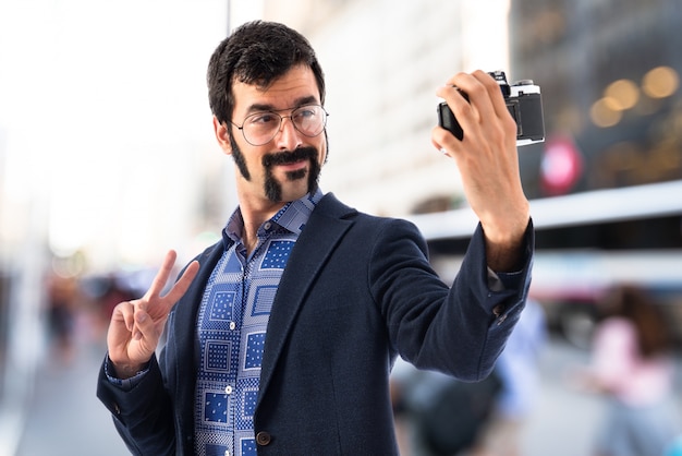 Vintage joven haciendo un selfie