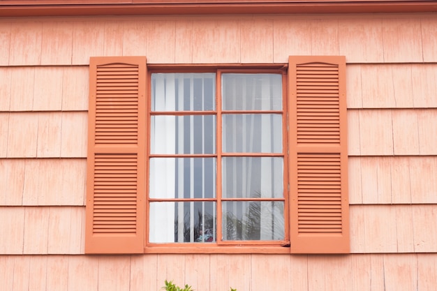 Foto gratuita vintage ventana con la pared de tono naranja