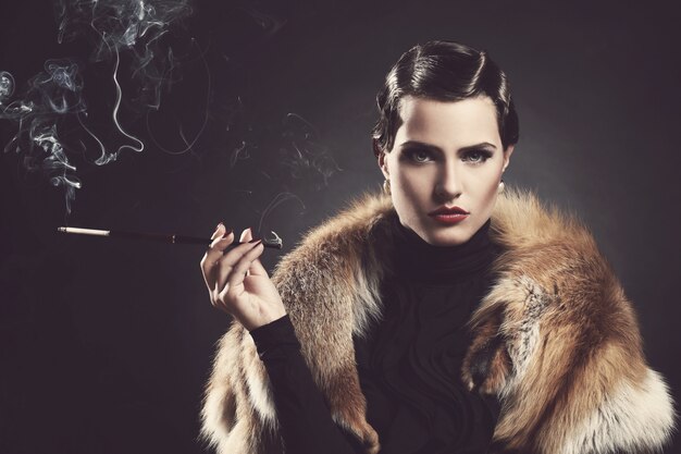 Vintage, viejo. Bella mujer con cigarrillo
