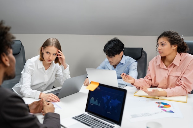 Violencia en el lugar de trabajo entre colegas