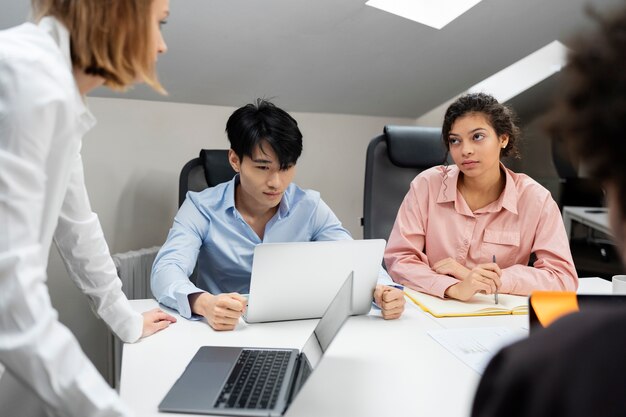 Violencia en el lugar de trabajo entre colegas