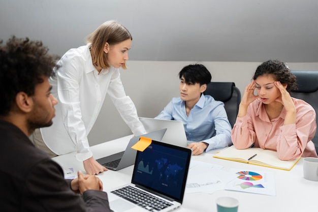 Violencia en el lugar de trabajo entre colegas