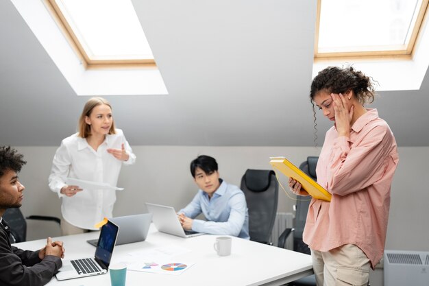 Violencia en el lugar de trabajo entre colegas