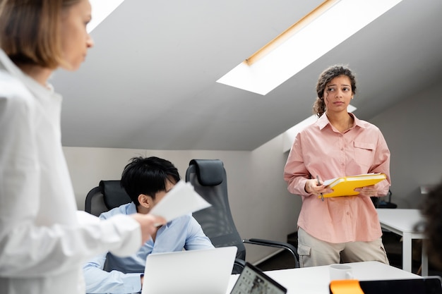 Violencia en el lugar de trabajo entre colegas