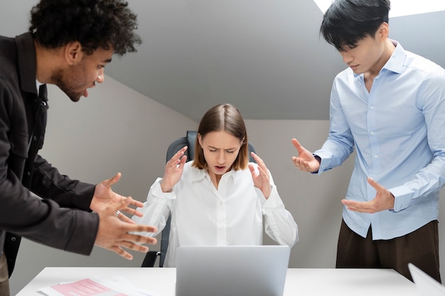 Violencia en el lugar de trabajo entre colegas