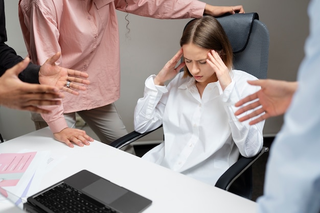 Foto gratuita violencia en el lugar de trabajo entre colegas