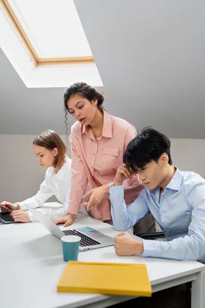 Violencia en el lugar de trabajo entre colegas