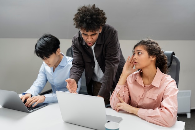 Violencia en el lugar de trabajo entre colegas