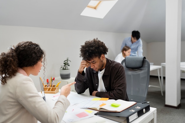 Violencia en el lugar de trabajo entre colegas