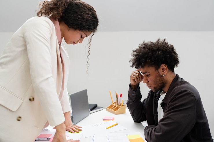 Foto gratuito violencia en el lugar de trabajo entre colegas