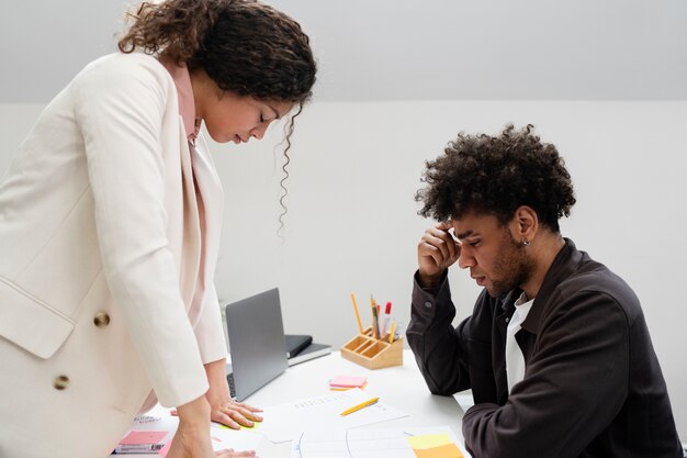 Violencia en el lugar de trabajo entre colegas