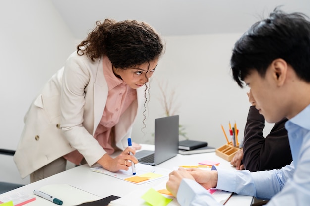 Violencia en el lugar de trabajo entre colegas