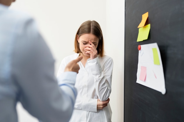 Violencia en el lugar de trabajo entre colegas