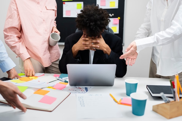 Violencia en el lugar de trabajo entre colegas