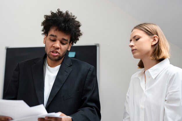 Violencia en el lugar de trabajo entre colegas