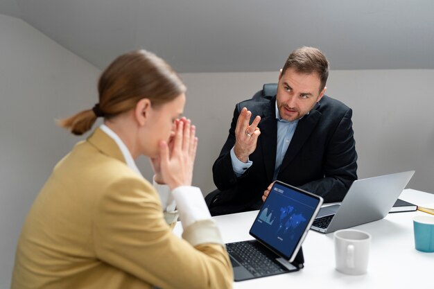 Violencia en el lugar de trabajo entre colegas