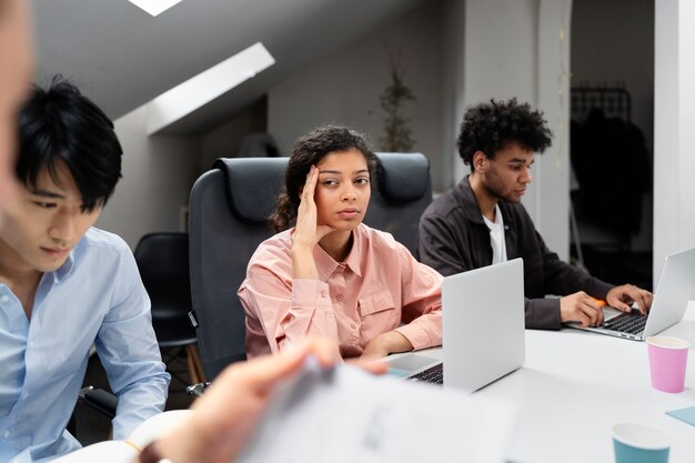 Violencia en el lugar de trabajo entre colegas