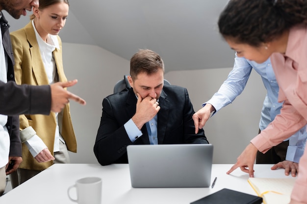 Foto gratuita violencia en el lugar de trabajo entre colegas