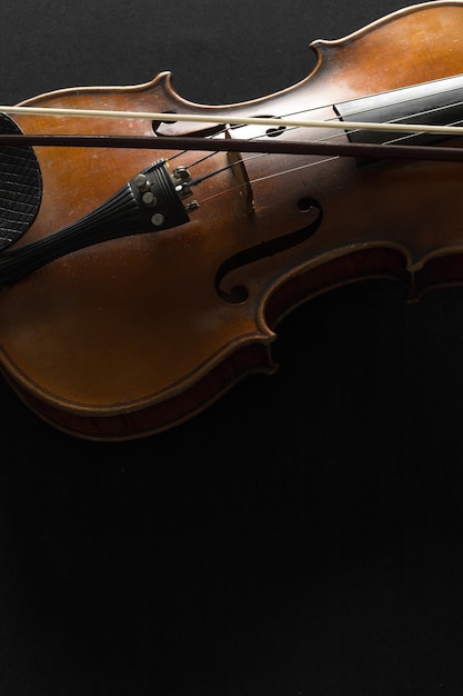 Violín antiguo sobre un fondo negro