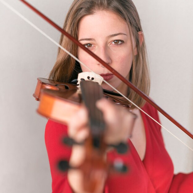 Violín desenfocado interpretado por mujer