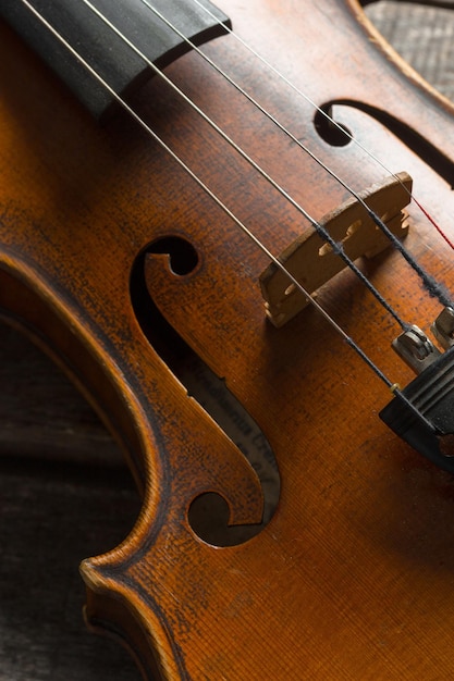 Violín en una mesa de madera con textura