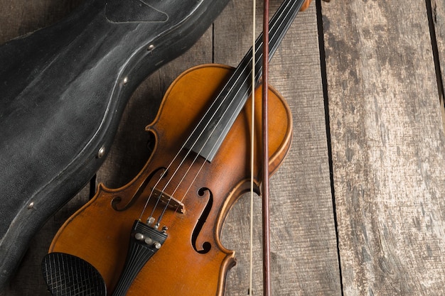 Violín en una mesa de madera con textura