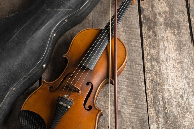 Violín en una mesa de madera con textura