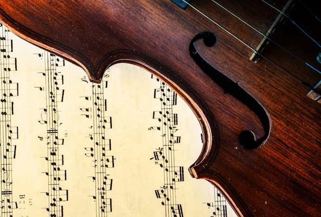 Foto gratuita violín con una partitura