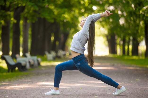 Virabhadrasana 1 en el parque